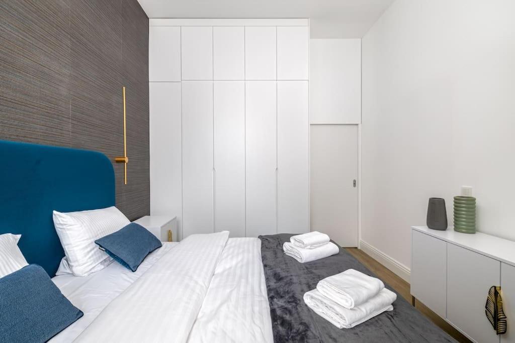 1-bedroom Luxury Near Metro Apartment