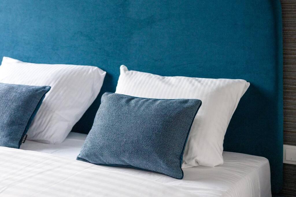 1-bedroom Luxury Near Metro Apartament Warszawa