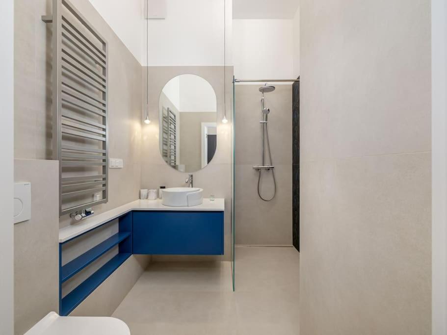 1-bedroom Luxury Near Metro Apartment